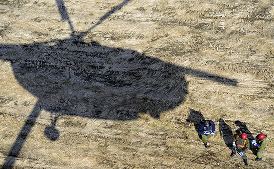 Тень от вертолета Ми-8. Архивное фото