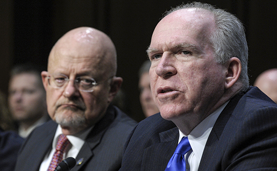 Глава национальной разведки США Джеймс Клэппер&nbsp;(слева) и глава ЦРУ Джон Бреннан&nbsp;(справа), март 2013 года
