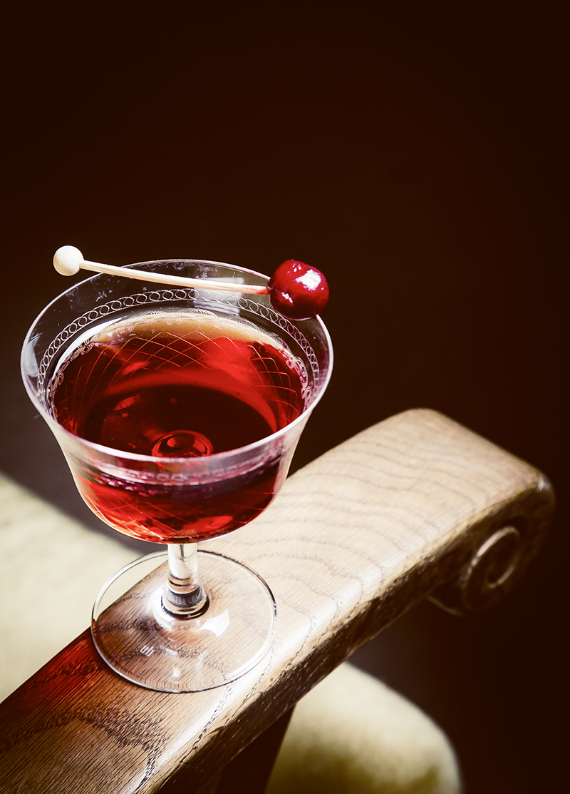 Коктейль Rum Dandy (выдержанный ром, хинное вино, вишневая вода и капля шоколадной горечи)