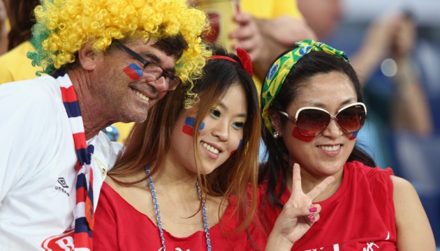 Фанаты сборной Южной Кореи поддерживают свою команду на стадионе "Арена Пантанал" во время матча в группе H Россия - Южная Корея.17 июня, Куяба, Бразилия.