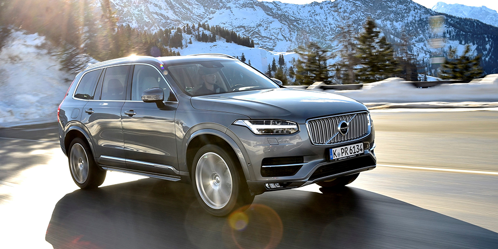 Volvo XC90

От интеллигентного вида Volvo XC90 не веет внедорожной брутальностью. Точно такое же впечатление оставляет изысканный и роскошно-отделанный интерьер. И тем не менее машина обладает весьма внушительным дорожным просветом, с которым не страшно съезжать с асфальта. Клиренс флагманской модели производителя из Гётеборга составляет немалые 237 миллиметров.
