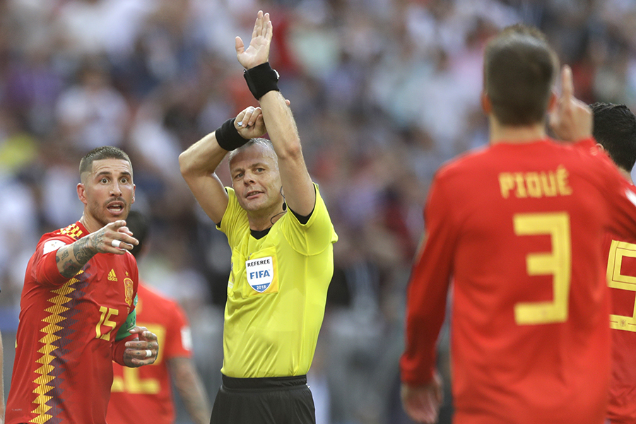 Арбитр матча объясняет назначенный в ворота Испании пенальти