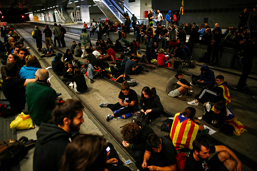 Сторонники независимости Каталонии ​дошли до здания парламента, которое было оцеплено полицией. Беспорядки начались после того, как протестующие прорвали оцепление полиции у здания парламента