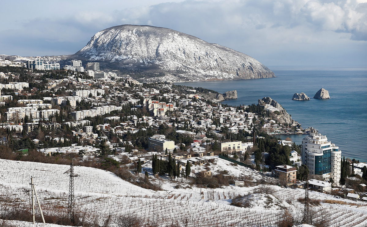 Вид на заснеженный город Гурзуф, виноградники и гору Аю-Даг в Крыму