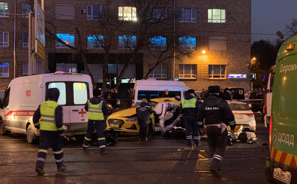 В ГИБДД назвали причину столкновения такси и машины каршеринга в Москве