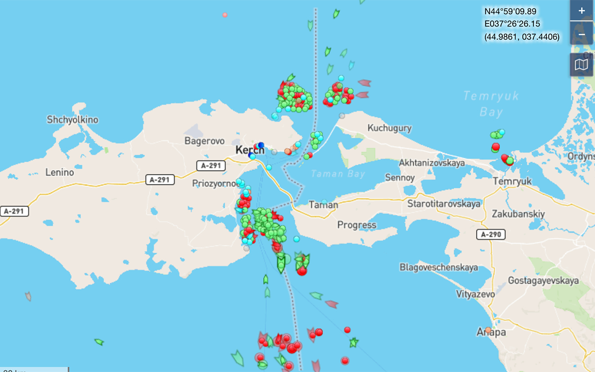 Около 200 судов не смогли пройти через Керченский пролив из-за шторма