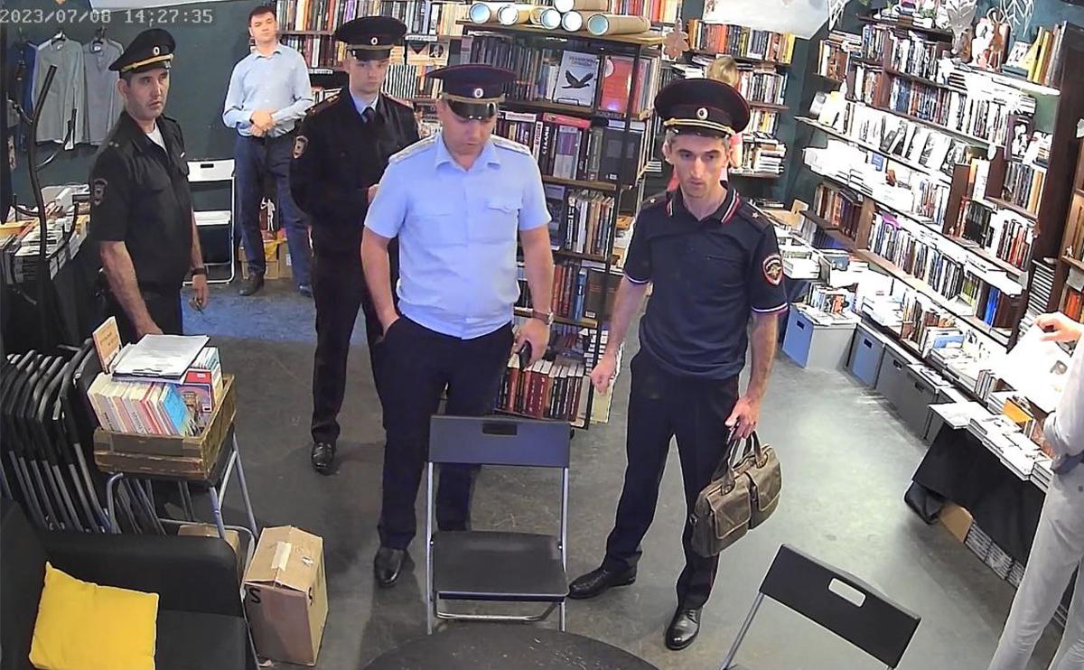 Книжный в Петербурге сообщил о визите полиции из-за лекции Стрелкова"/>













