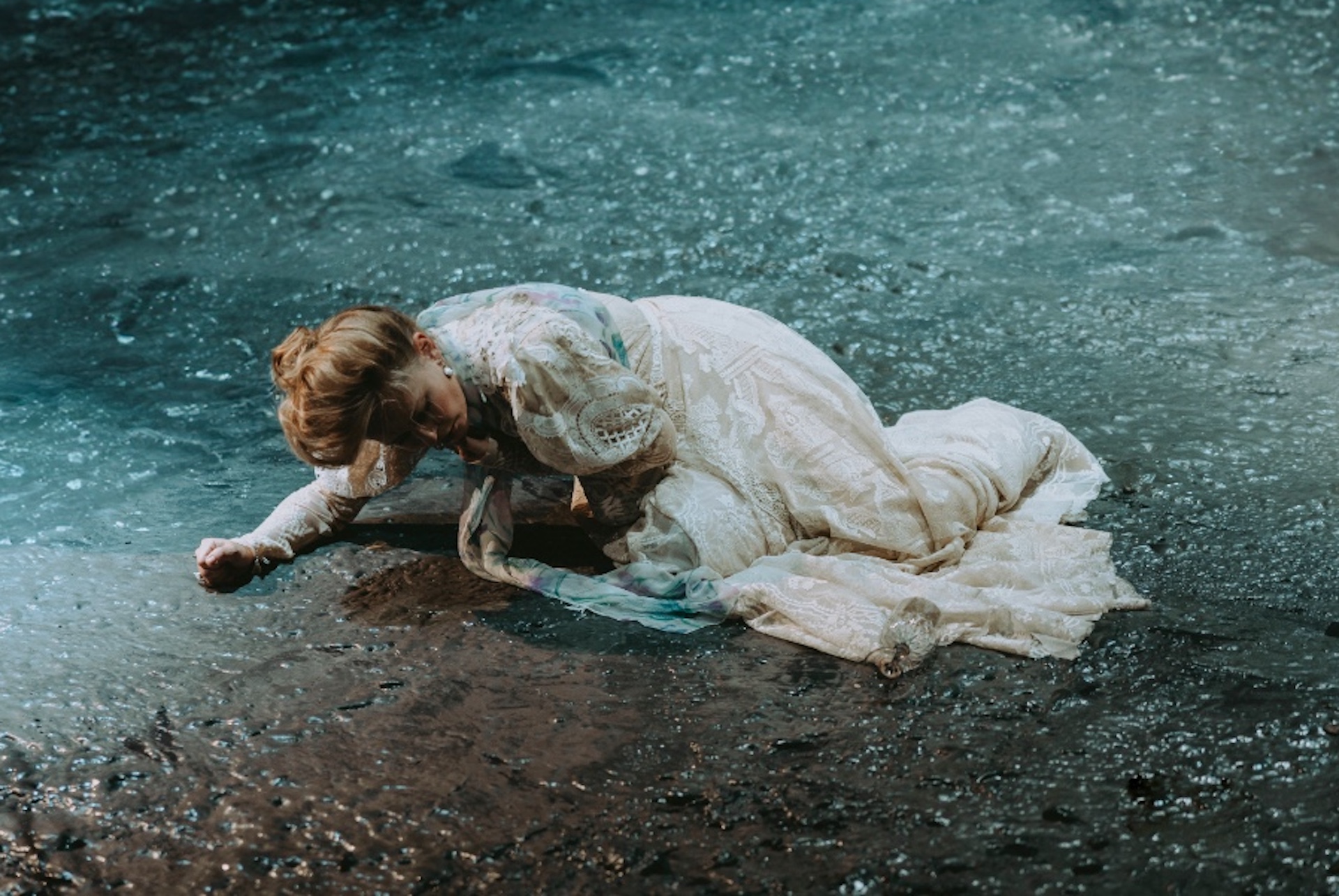 <p>Юлия Пересильд в спектакле Театра наций&nbsp;&laquo;Последнее лето&raquo;</p>