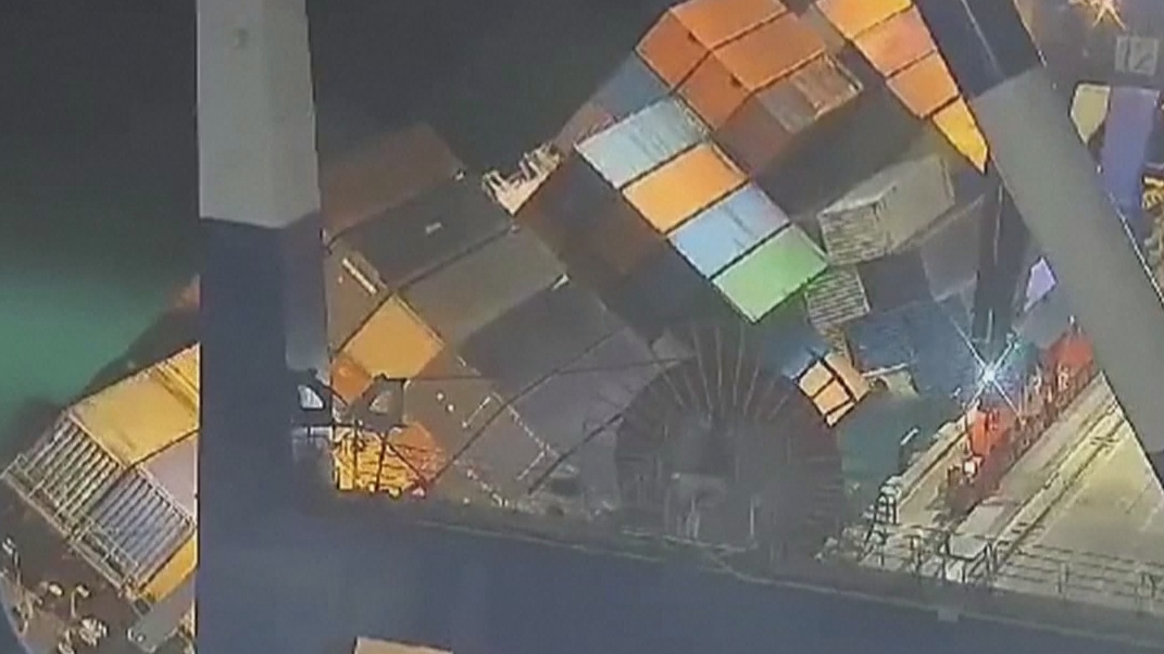 В порту Стамбула перевернулся 100-метровый контейнеровоз