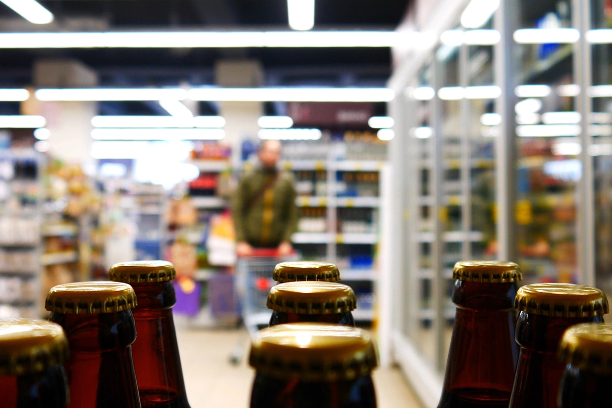 Отказать в продаже безалкогольного пива ребенку могут, если пиво содержит более 0,5% этилового спирта, о чем указано на упаковке