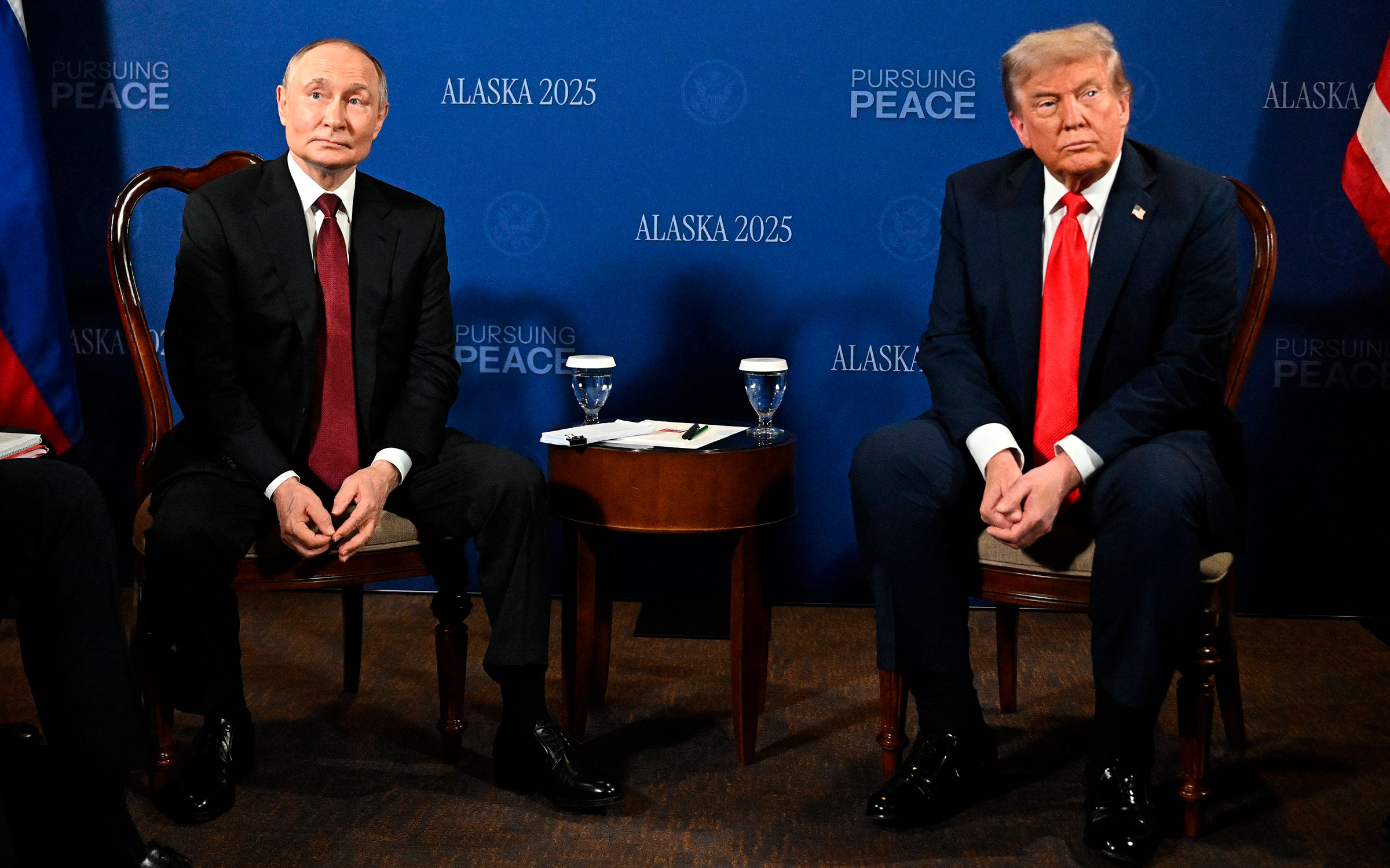 Владимир Путин и Дональд Трамп во время переговоров в узком составе