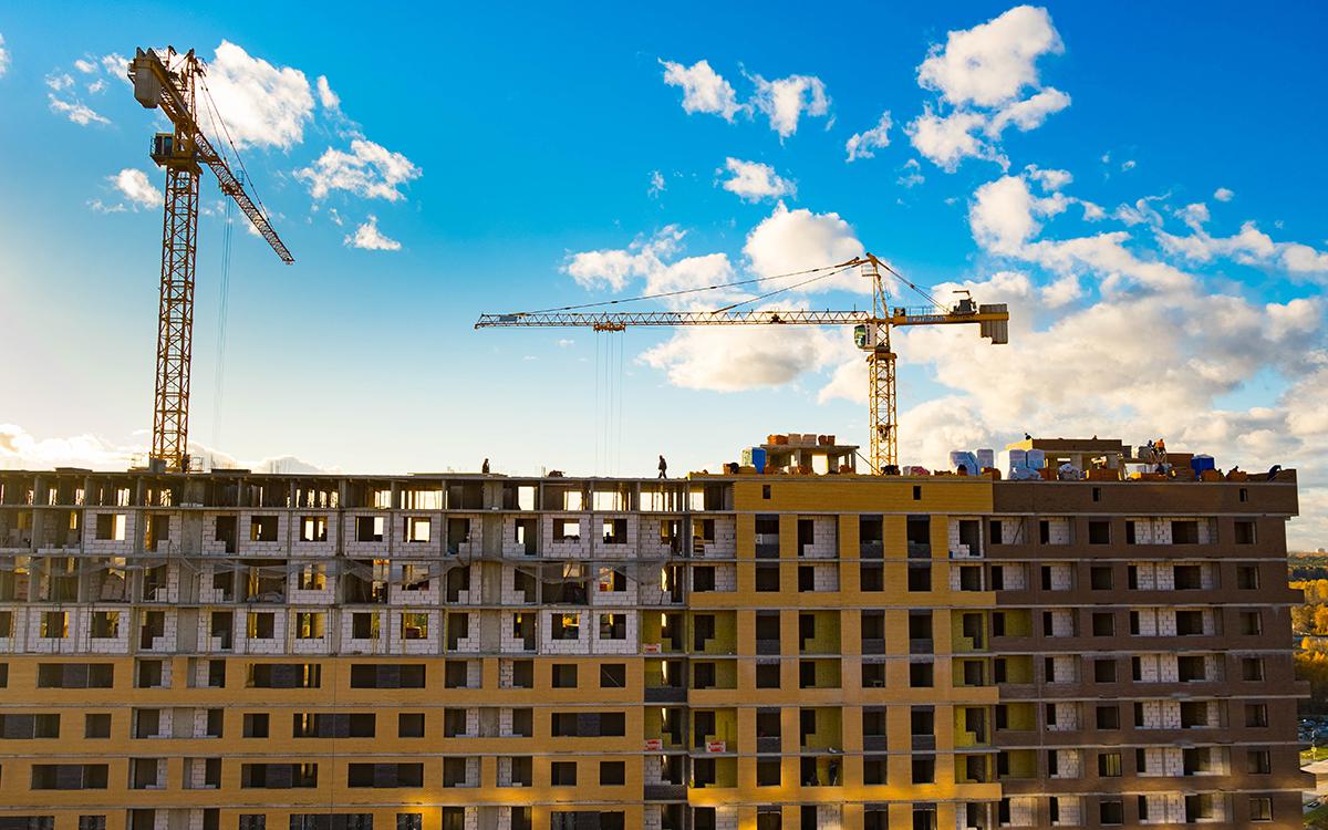 Площадь нового жилья в новостройках мегаполисов снизилась на 12% за