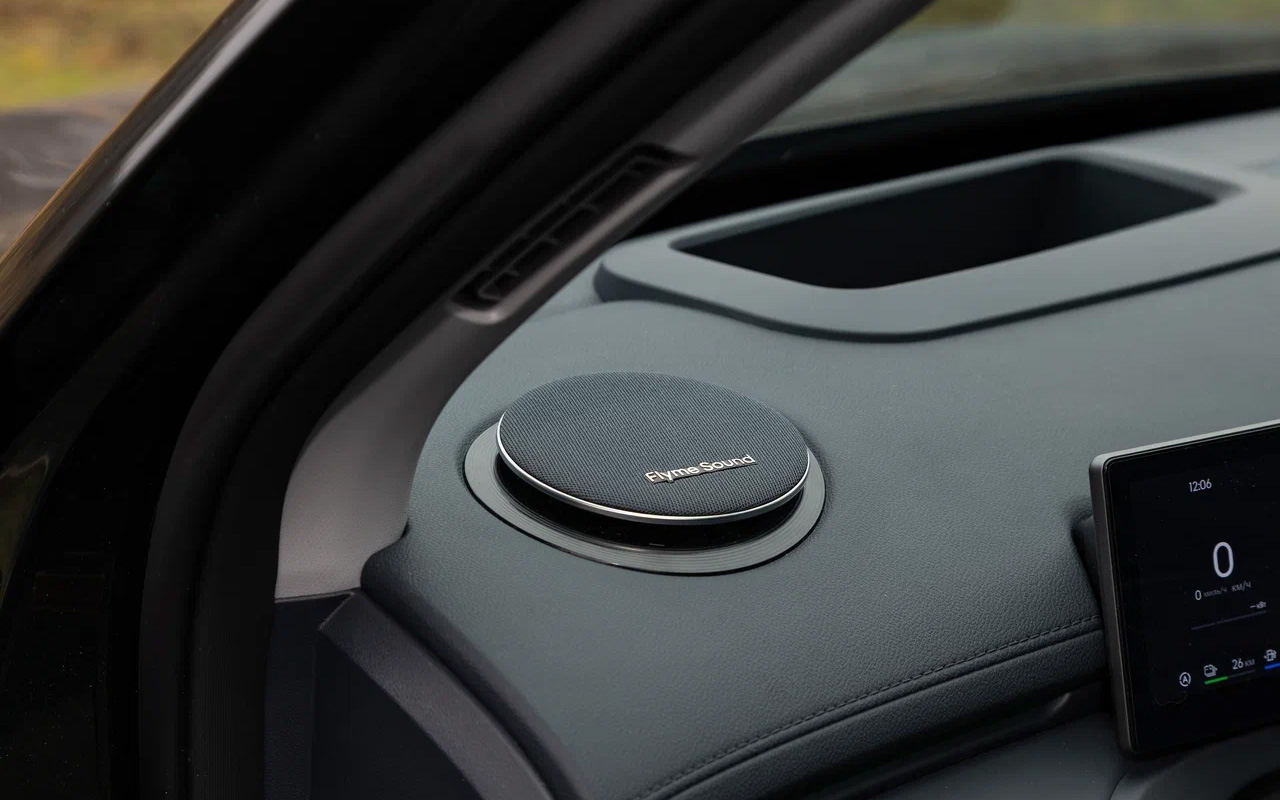 В старшей комплектации модель Geely EX5 EM-i оснащается фирменной музыкой Flyme Sound с 16 динамиками, включая динамики в подголовнике водителя. Звучит неплохо, но на тонких настройках аудиосистемы почему-то сэкономили
