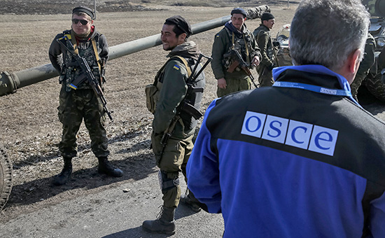 Наблюдатель ОБСЕ рядом с колонной украинских вооруженных сил на востоке Украины, 27 февраля 2015 год