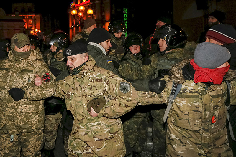 Протестующие пытаются помешать полицейским, препятствующим установке палатки во&nbsp;время антиправительственной акции в&nbsp;Киеве​
