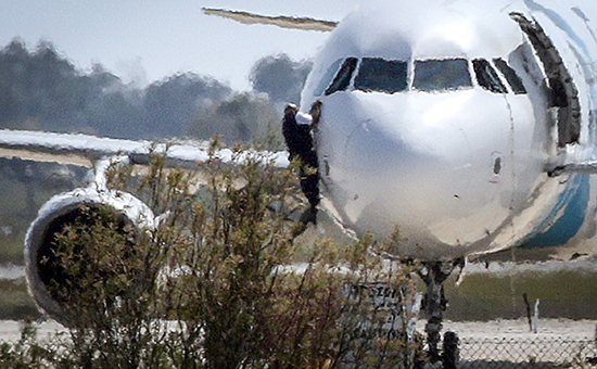 Один из&nbsp;заложников вылезает из&nbsp;кабины угнанного самолета Airbus A320 авиакомпании EgyptAir
