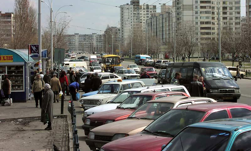 В Москве разрешили парковаться на тротуарах