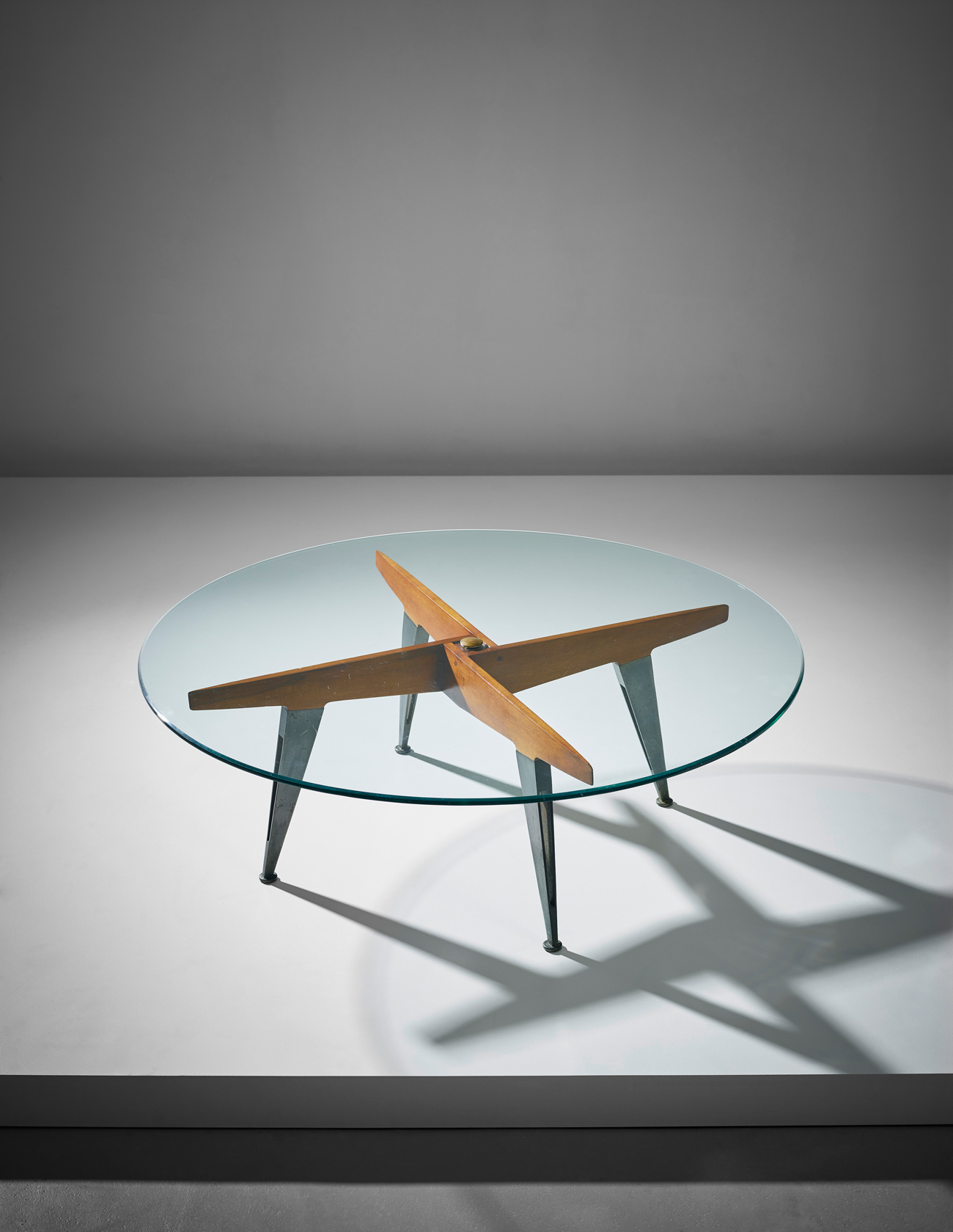 Джо Понти.&nbsp;​Кофейный столик, 1953.&nbsp;​Эстимейт &pound;35 000&ndash;45,000. Phillips, Аукцион Modern Masters&amp;Design, 26 и 27 апреля, Лондон