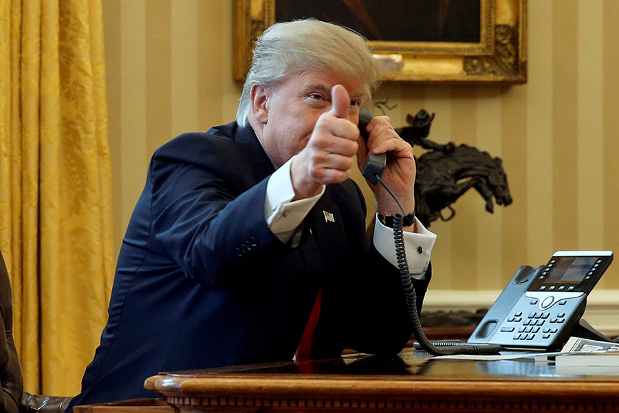 День 9-й. Дональд Трамп во&nbsp;время телефонного разговора с&nbsp;королем Саудовской Аравии Салманом в&nbsp;Овальном кабинете
