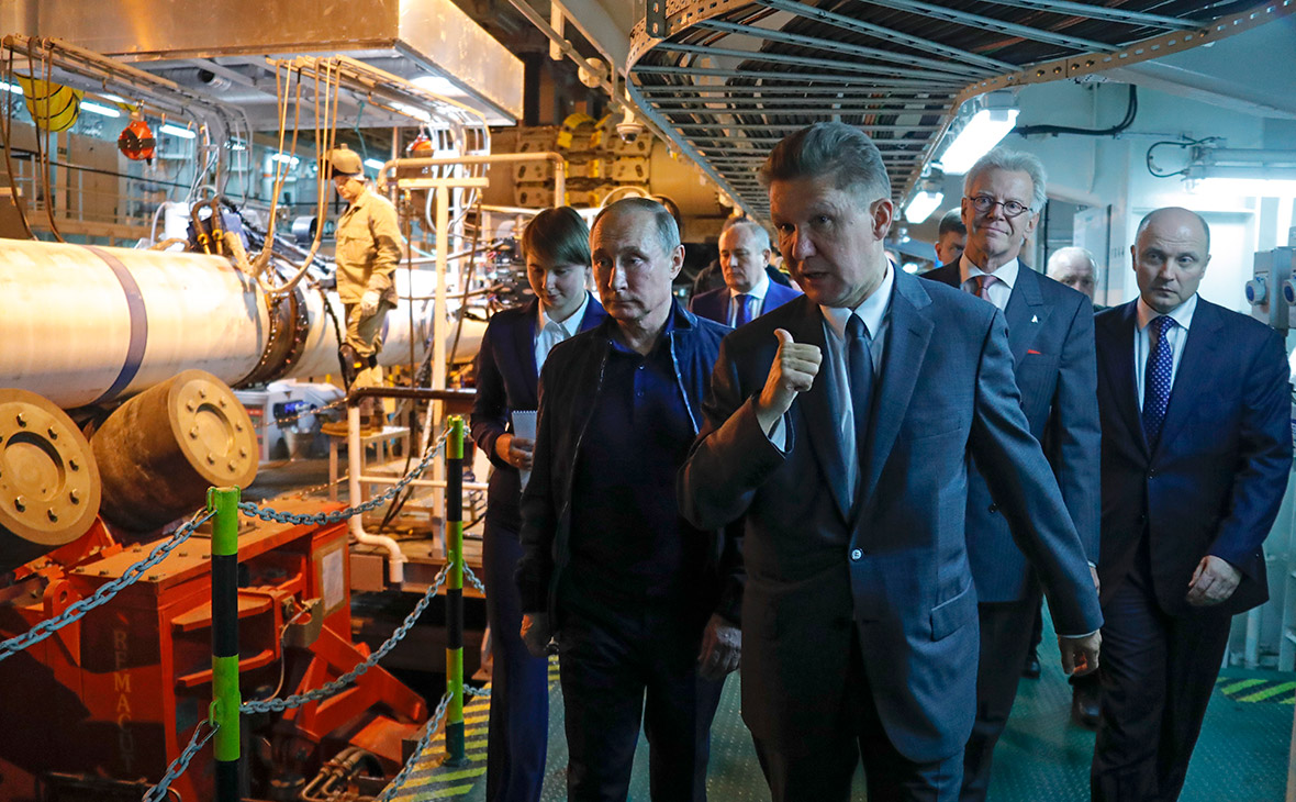 Владимир Путин и Алексей Миллер на трубоукладочном судне Pioneering Spirit