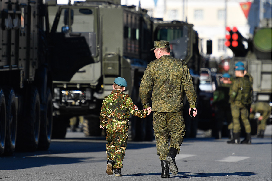 Военный парад, посвященный 73-й годовщине Победы, в Екатеринбурге