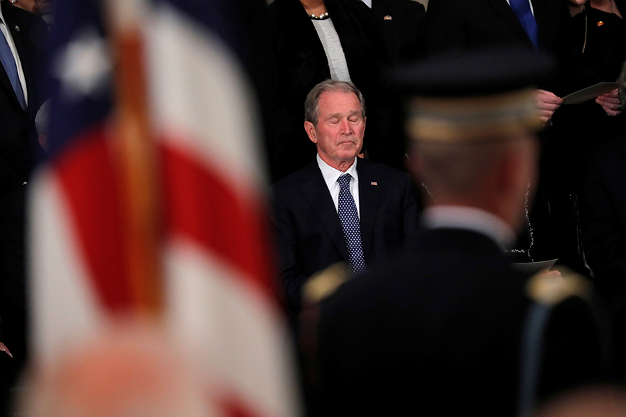 43-й президент США Джордж Буш-младший на церемонии прощания с отцом