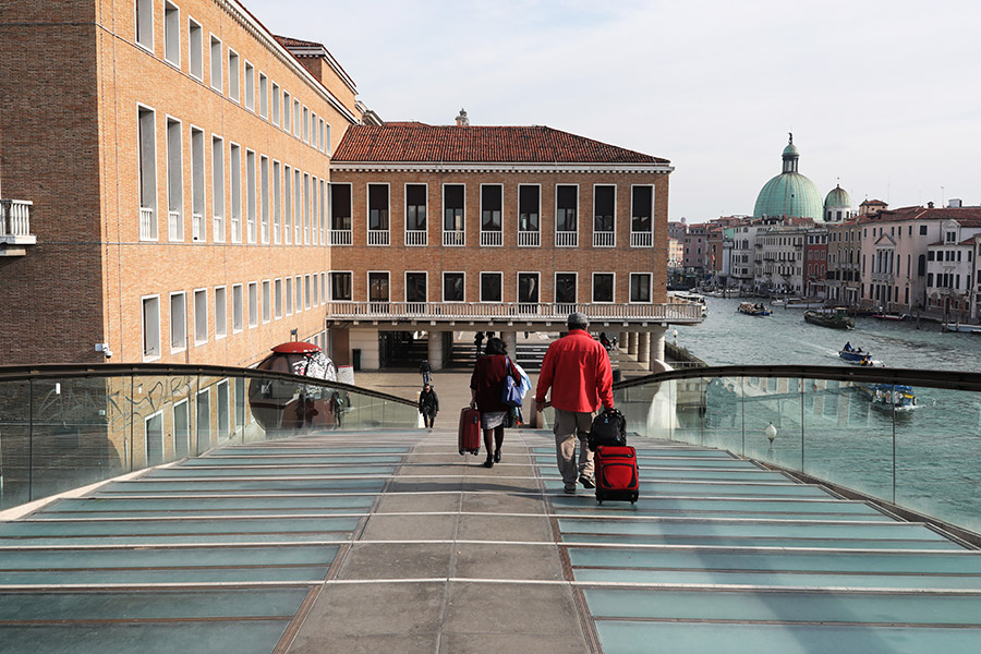 Туристы направляются на железнодорожный вокзал Венеции
