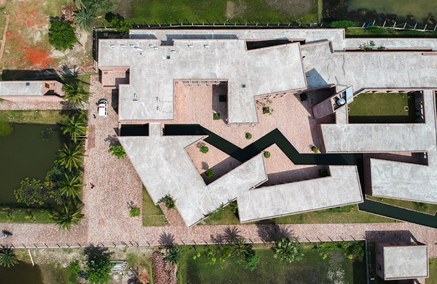 Весь участок пересекает зигзагообразный канал, которые собирает дождевую воду для нужд больницы, а также способствует микроклиматическому охлаждению. Кроме того, канал визуально &laquo;облегчает&raquo; конструкцию и создает зону отдыха, в которой пациенты и их родственники могут отвлечься от беспокойства и отдохнуть