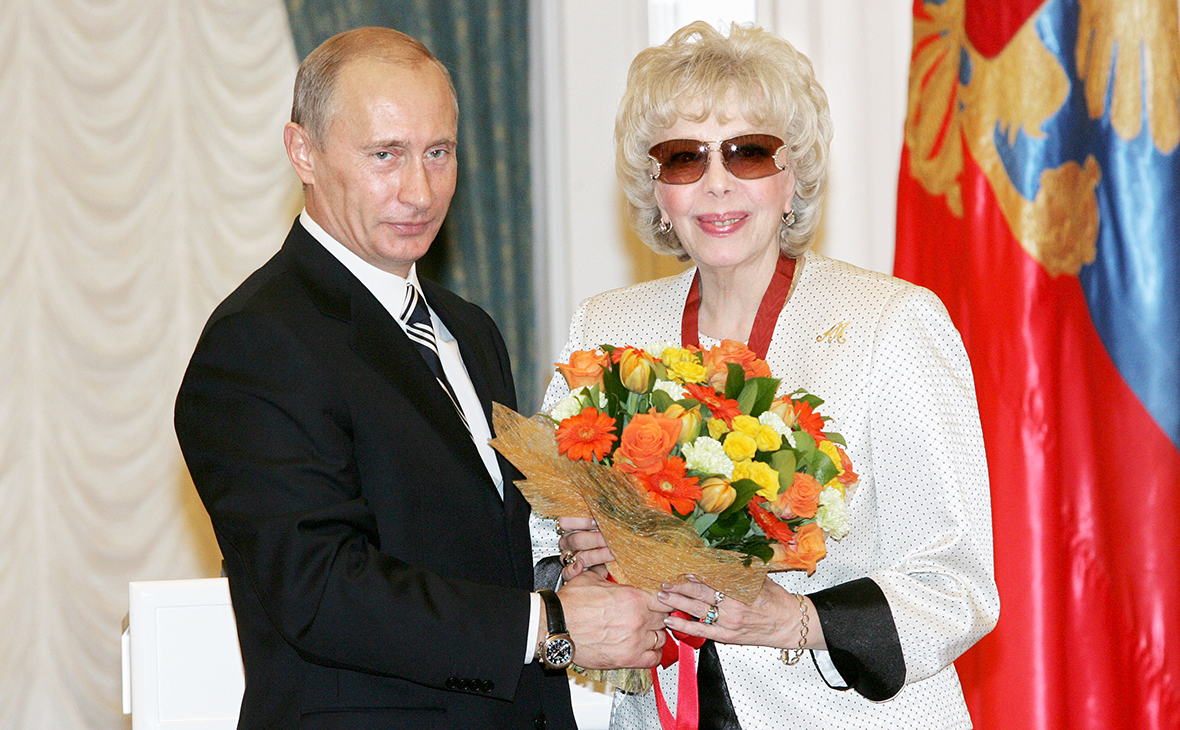 Владимир Путин вручает орден &laquo;За заслуги перед Отечеством&raquo;&nbsp;Мире Кольцовой, архивное фото