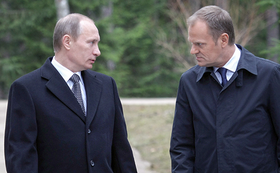Владимир Путин (слева) и премьер-министр Польши Дональд Туск. 7 апреля 2010 года