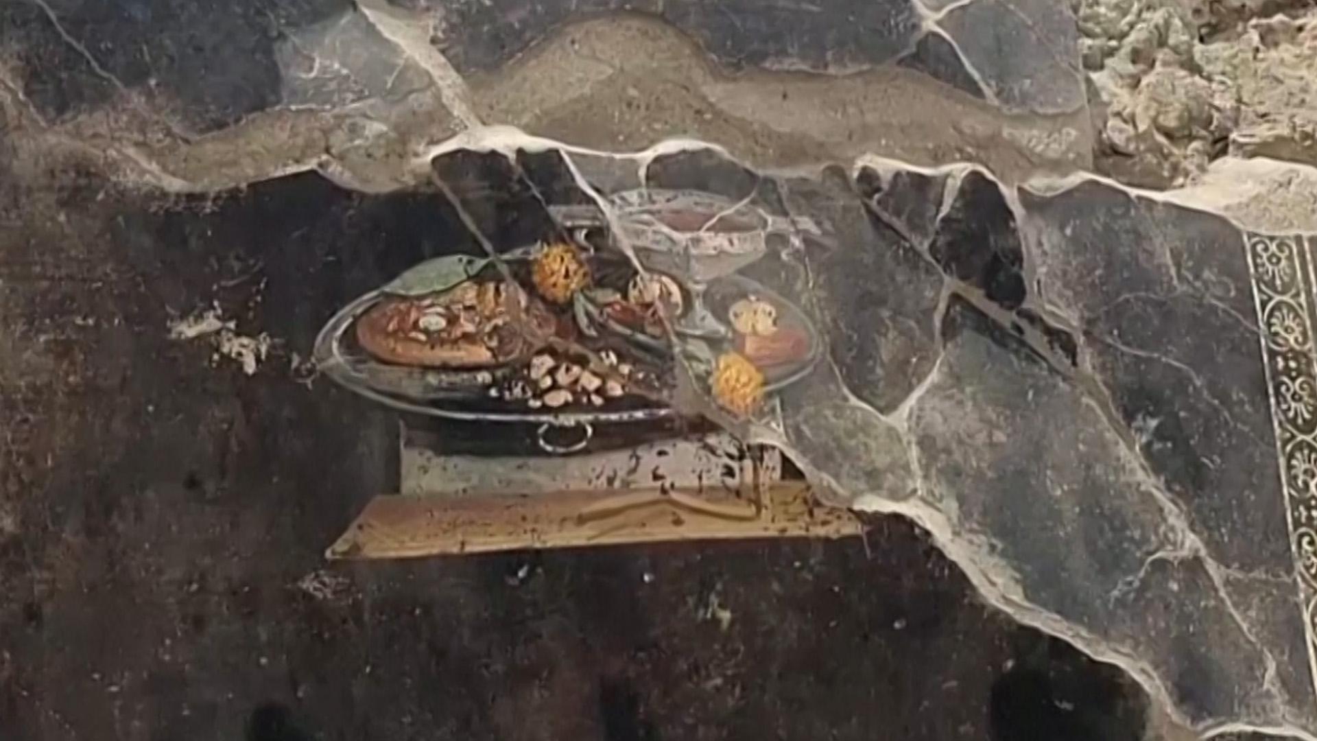 В Помпеях нашли изображение древнеримской пиццы. Видео