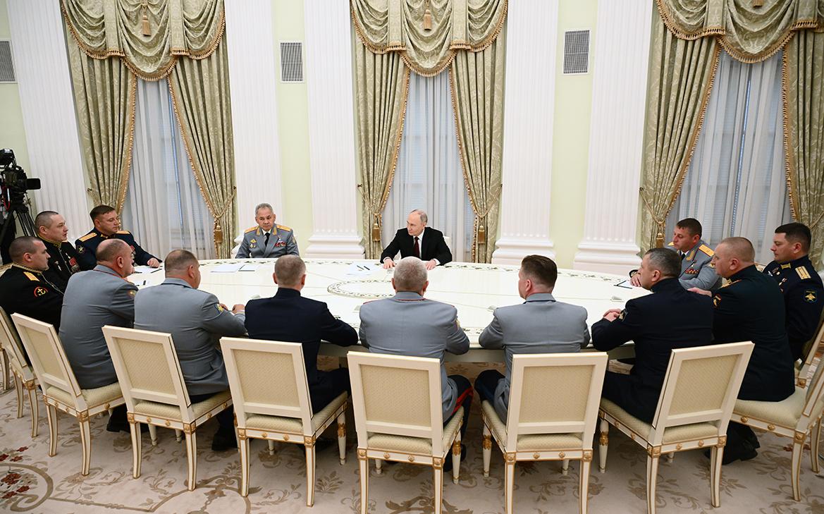Путин встретился с военными и попросил их об откровенном разговоре