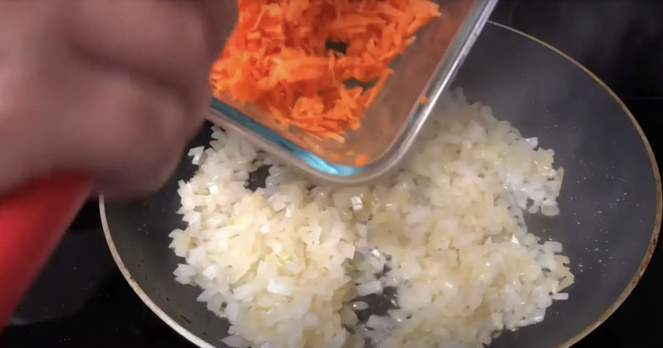 Добавьте морковь после лука