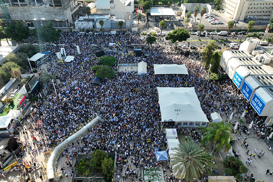 На фото: толпа на площади Заложников в Тель-Авиве в преддверии возращения последних оставшихся в живых пленных.
