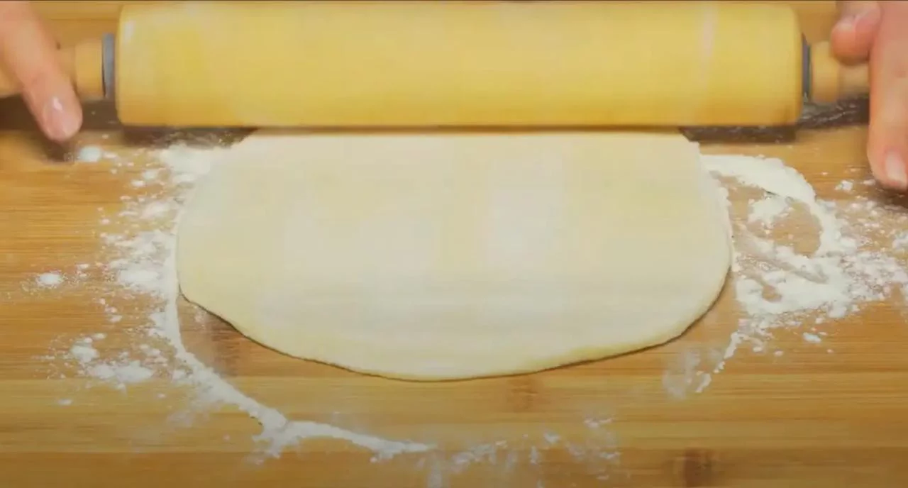 Раскатайте тесто скалкой