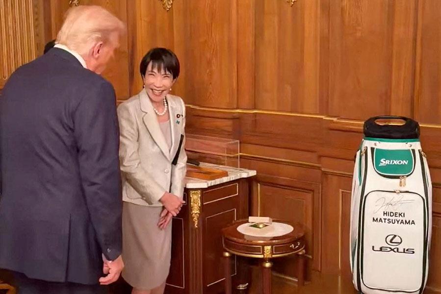 Санаэ Такаити дарит Дональду Трампу клюшки для гольфа, которые принадлежали покойному премьер-министру Синдзо Абэ, и сумку для гольфа, подписанную Хидеки Мацуямой, в Токио, Япония, 28 октября 2025 года