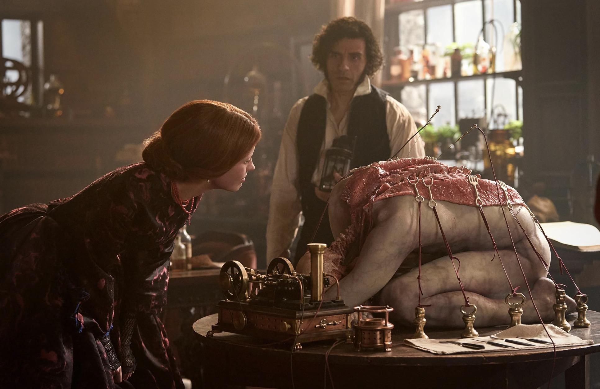 «Франкенштейн».Гильермо дель Торо исполнил свою мечту и перенес на экран готический роман Мэри Шелли «Франкенштейн, или Современный Прометей», добавив ему личную рефлексию и фирменную тему инаковости. Виктор Франкенштейн (Оскар Айзек) у него становится копией своего отца-тирана, а порожденный им Монстр (Джейкоб Элорди) переживает судьбу отвергнутого дитя, которому приходится силой добывать себе право на счастье. Рождение чудовища происходит на фоне чудовищной катастрофы — наполеоновских войн, перемалывающих тысячи судеб и превращающих живых людей в безжизненные обломки. Рифма «война — семья» здесь особенно ярко звучит, обрамленная выдающимися декорациями и одухотворенная игрой актеров