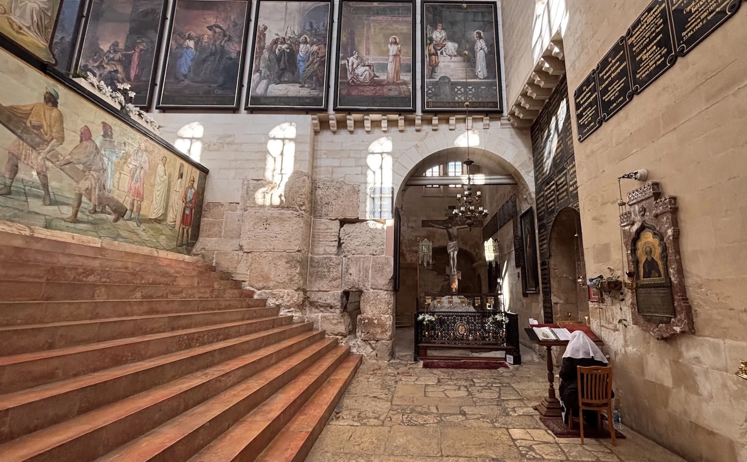 «Игольное ушко» (над второй ступенью) — крошечное отверстие в стене, через которое не пройдешь, будучи нагруженным вещами