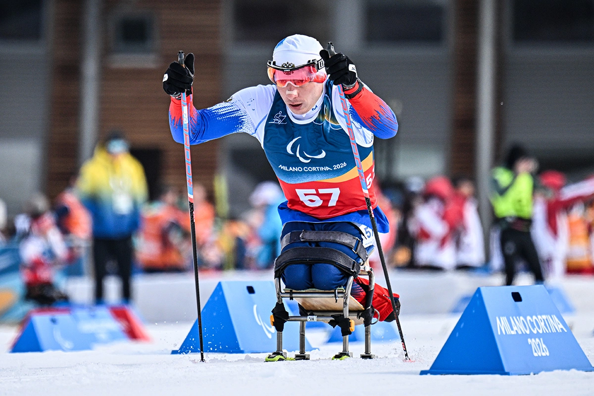 Иван Голубков на дистанции гонки на 10 км с интервальным стартом, в классе LW 10–12 (сидя) среди мужчин на XIV зимних Паралимпийских играх на лыжном стадионе Тесеро