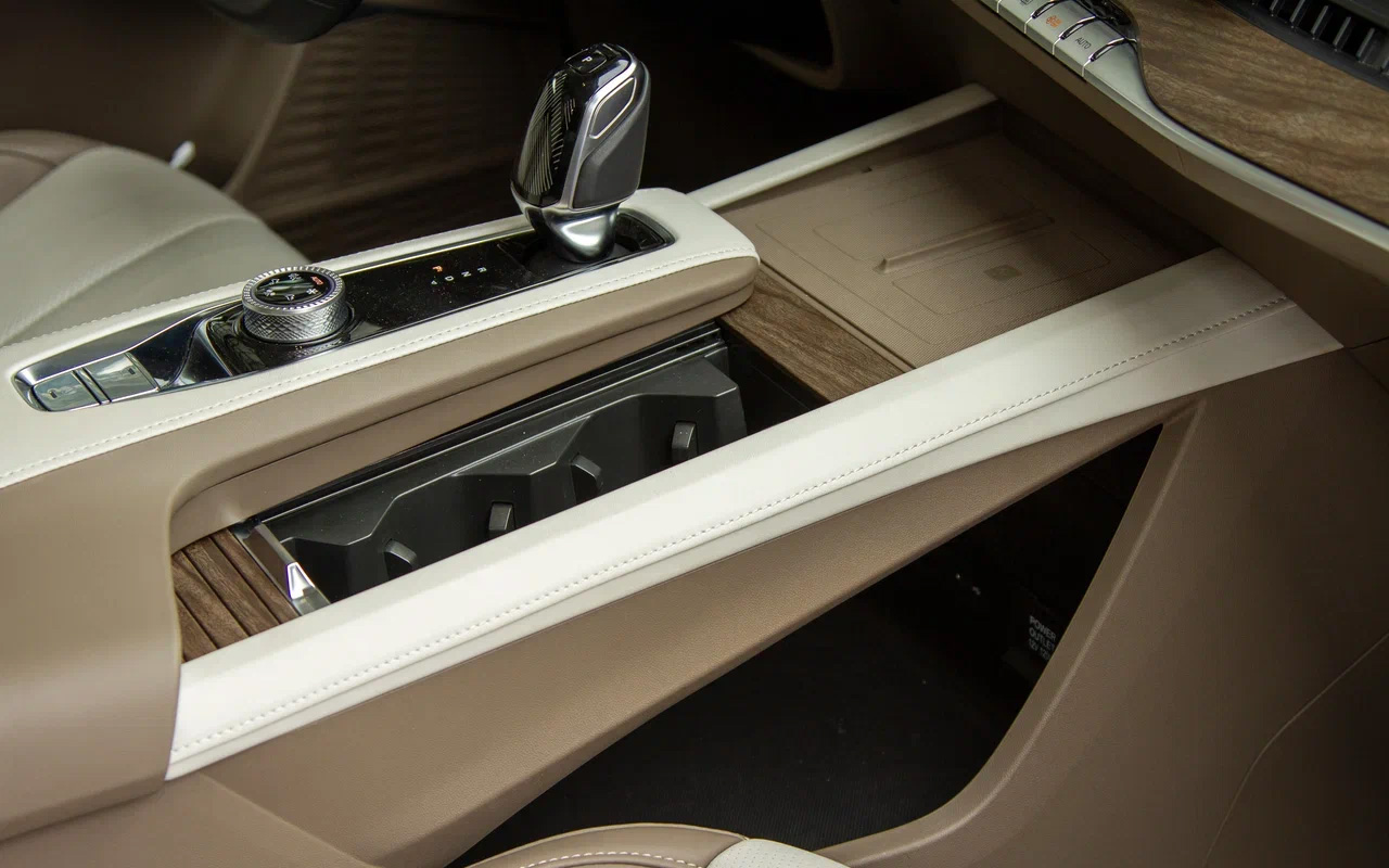 На верхнем уровне &mdash; беспроводная зарядка, на нижнем &mdash; USB-разъемы