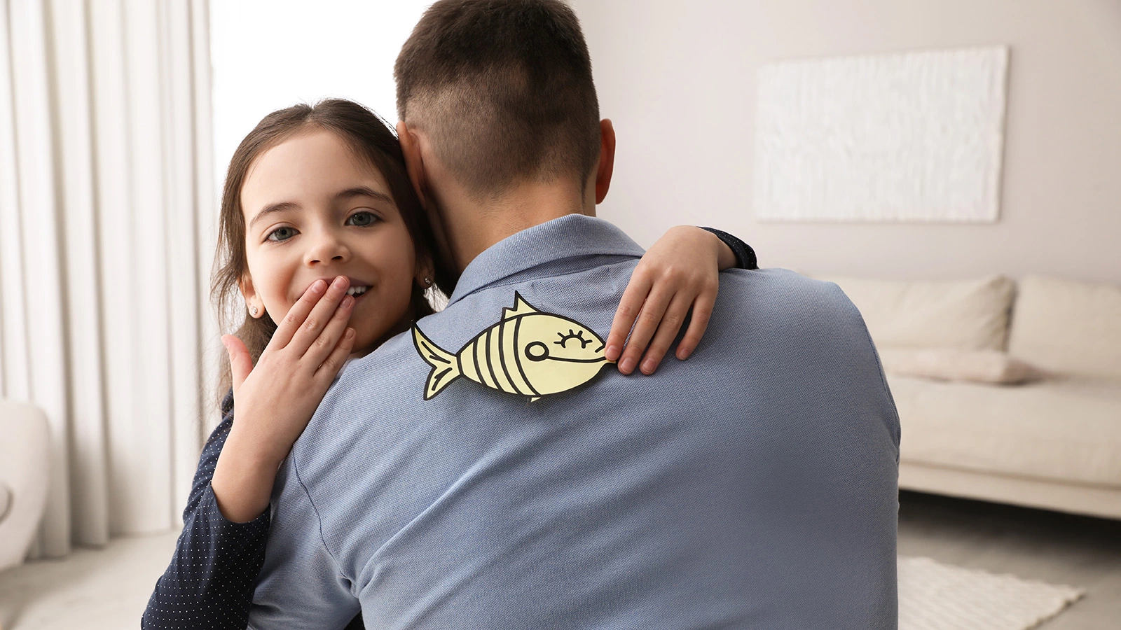 В День смеха во Франции принято незаметно прикреплять бумажную рыбку на спины друзей и знакомых и дразнить их «апрельской рыбой»