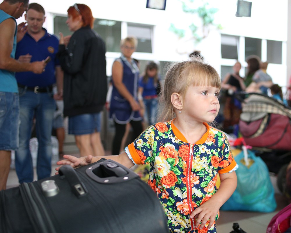 Украинские беженцы во время регистрации на самолет МЧС