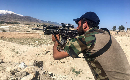 Афганский солдат недалеко от места взрыва&nbsp;бомбы GBU-43/B


