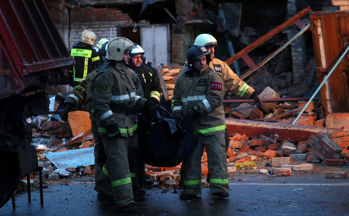 Спасатели достали тело погибшего при обрушении гаражей в Мытищах