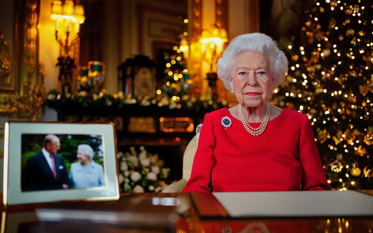 Елизавета II в рождественском обращении почтила память принца Филиппа"/>













