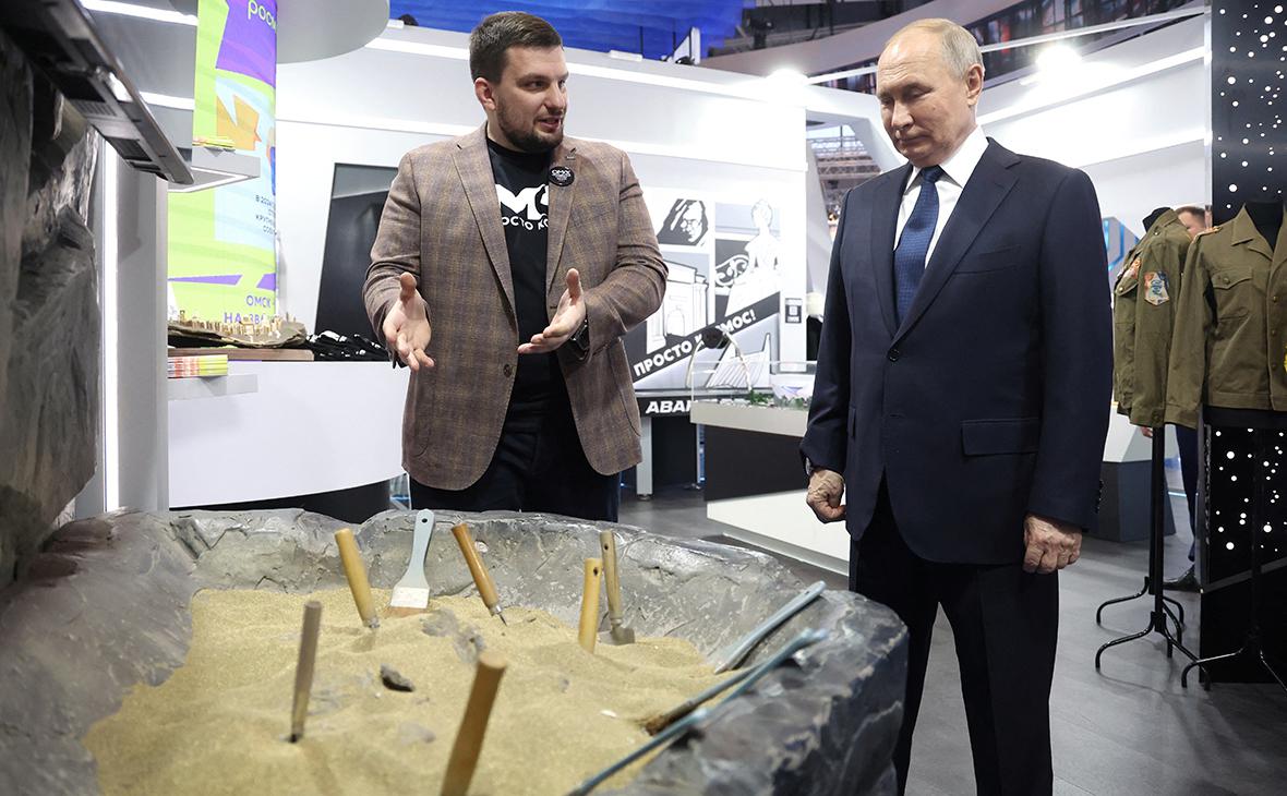 Владимир Путин (справа)

