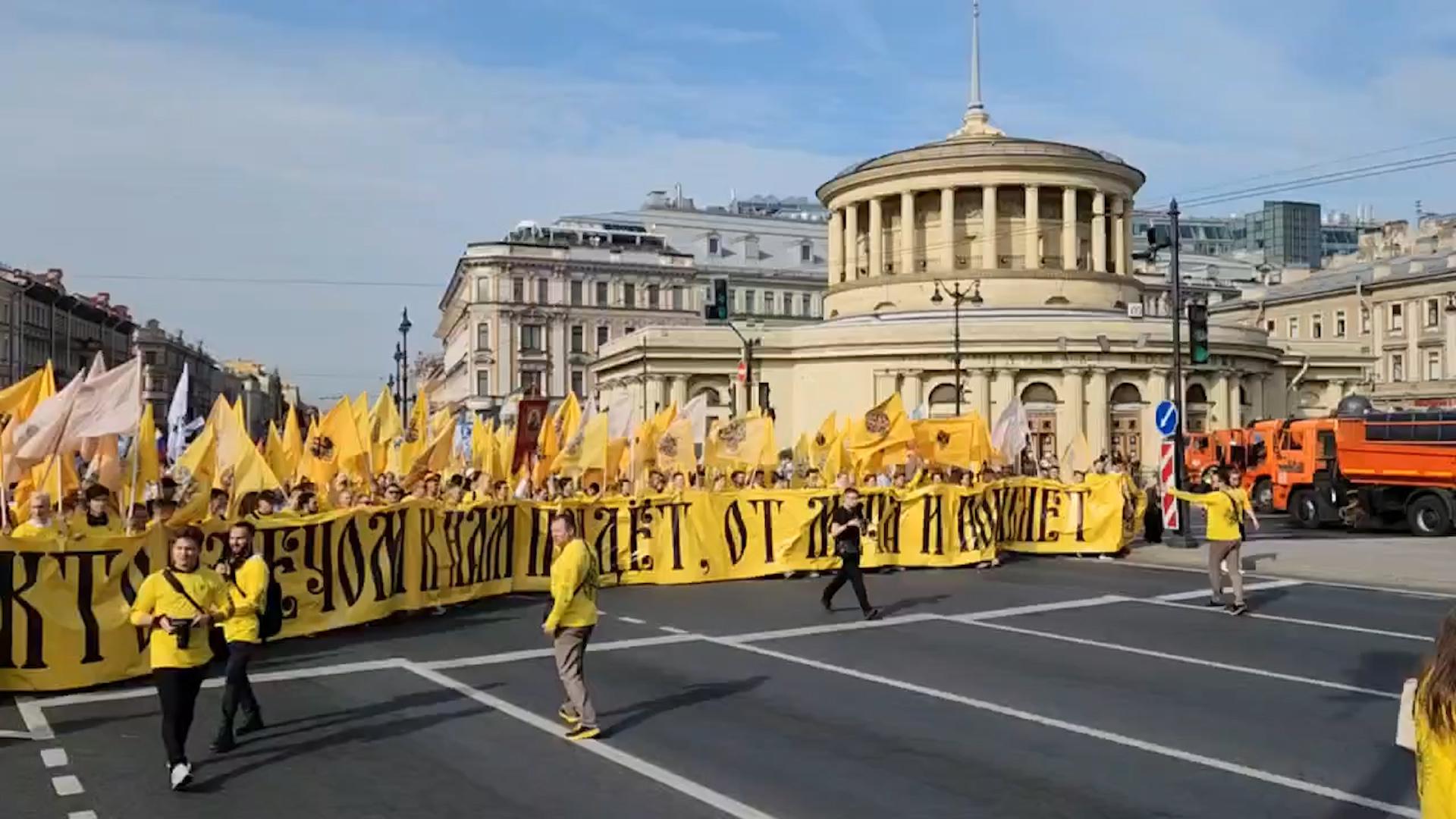 В Петербурге тысячи людей прошли крестным ходом с иконами и флагами