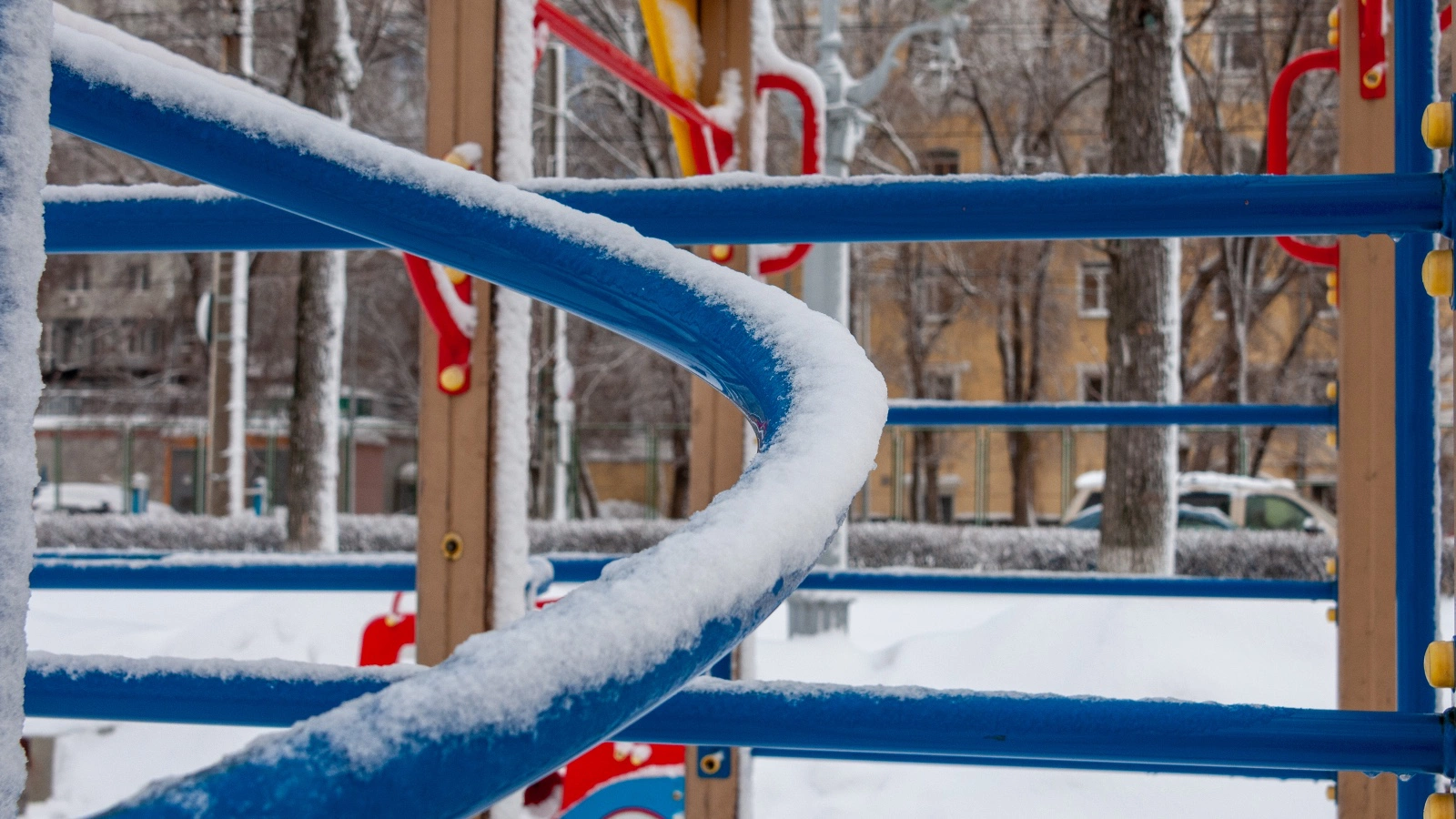 В Твери катавшейся на детской горке девочке оторвало палец