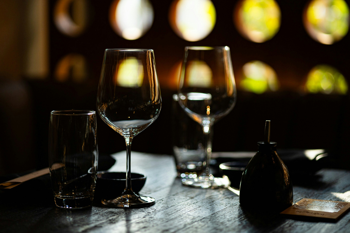 Вино, купленное в ресторанах и барах, обходится в три раза дороже вина, которое покупают для потребления дома в супермаркетах