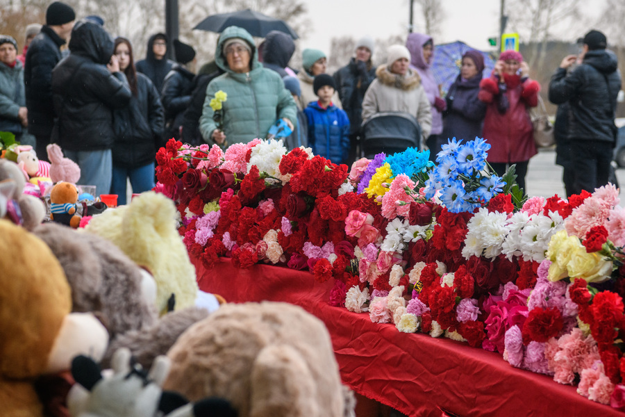 Стихийный мемориал на месте гибели в ДТП двух девочек, которых сбил пьяный водитель, Ревда, 8 октября 2025 года